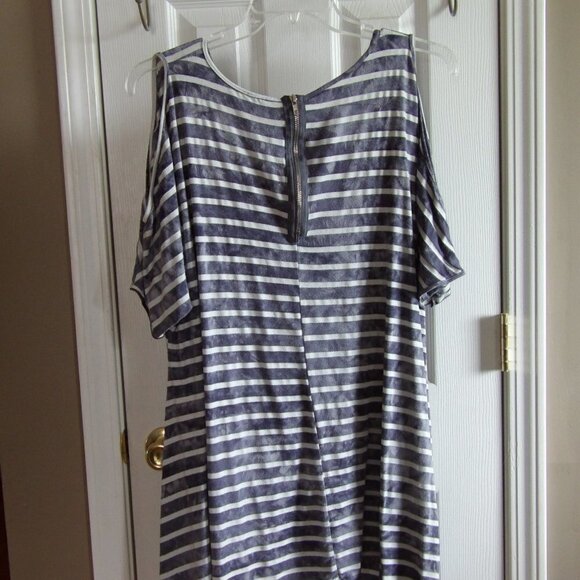 La vanya Woman Cold Shoulder Short Sleeve Top - Picture 3 of 6